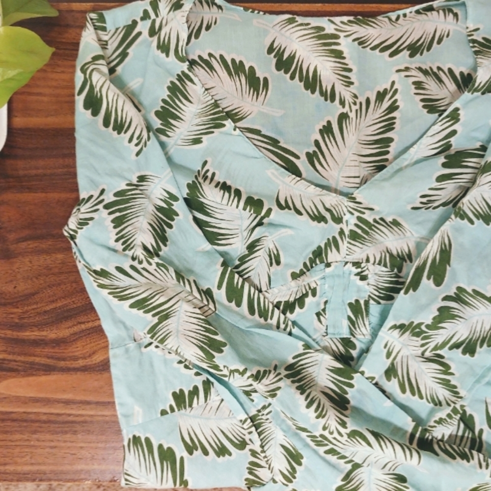 Turquoise graphic print leaf pattern Hawaiian top blouse shirt green blue size 4